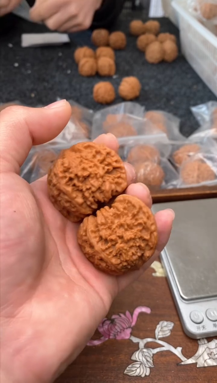 【闪购商品】文玩核桃把件G159号45尺满天星