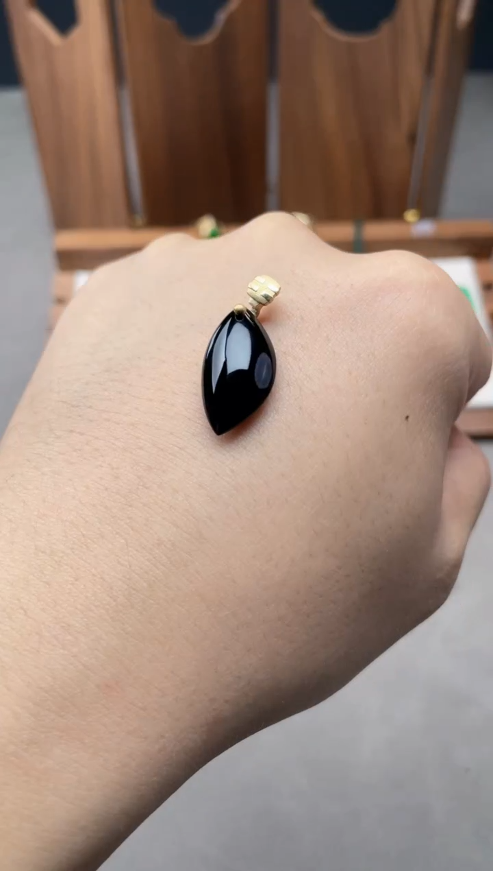 【闪购商品】翡翠颈饰18K金镶嵌王朝阳翠语冰种墨翠吊坠