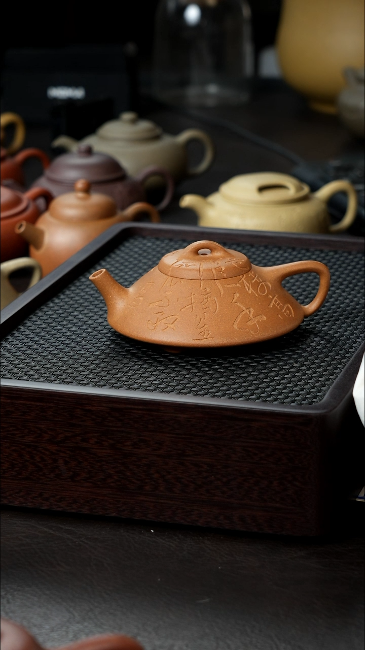 茶壶紫砂慢*黄金段合瓢半手120刻字    微瑕    
