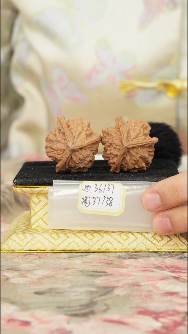 【闪购商品】文玩核桃把件盘山三棱