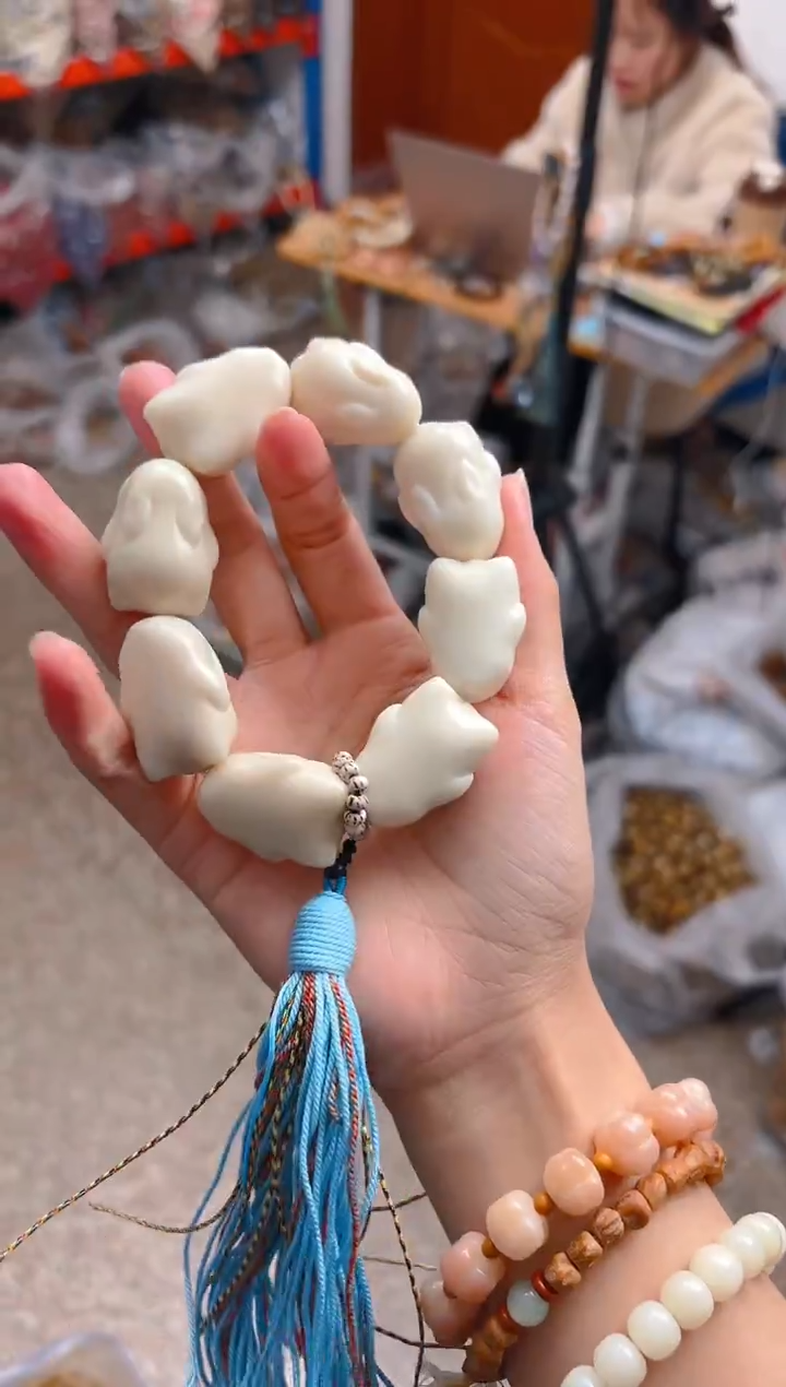 吊坠菩提根/象牙果大卡白色趴趴兔手持