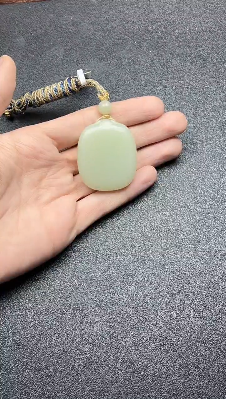吊坠(赠链)未镶嵌和田玉且末微色差迪克兰一细吊坠