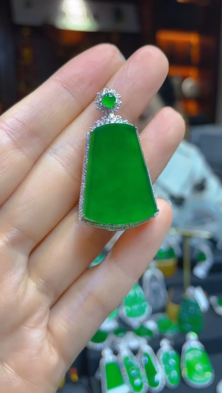 【闪购商品】翡翠颈饰18K金镶嵌117287天然A货翡翠无事牌