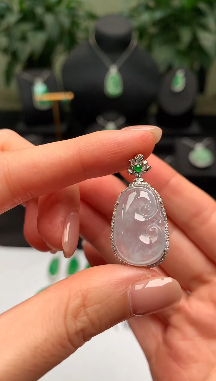 颈饰18K金镶嵌翡翠如意