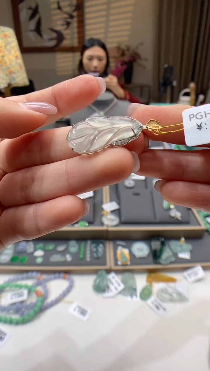 【闪购商品】翡翠颈饰18K金镶嵌叶子