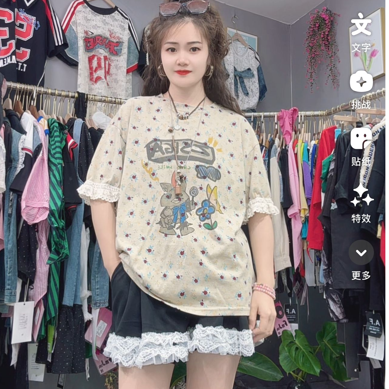 LY家9661# 卡通花朵印花蕾丝拼接袖常规休闲百搭T恤