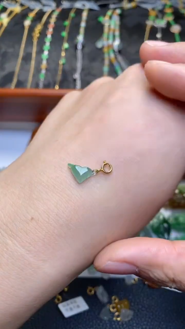 颈饰18K金镶嵌翡翠明*子净货33786