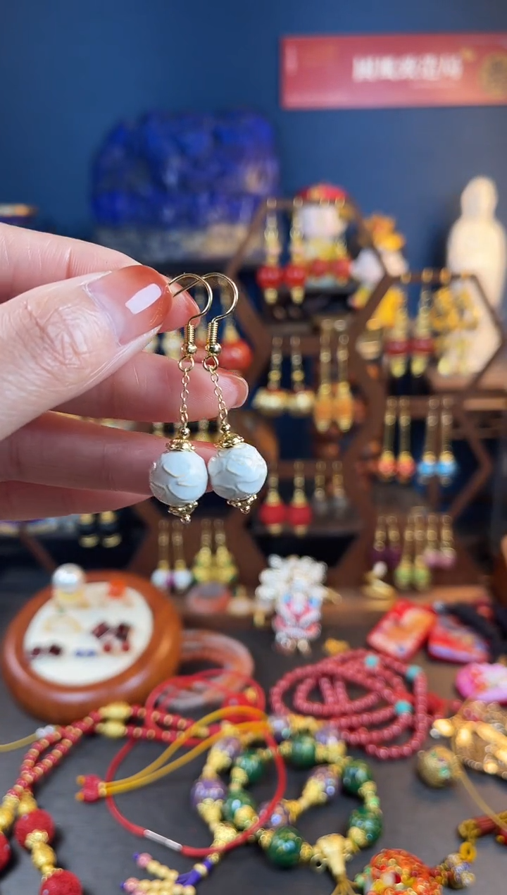 【闪购商品】白色云纹珐琅耳钩