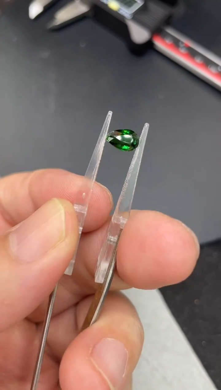 【闪购商品】石榴石裸石未镶嵌1.01克拉沙佛莱