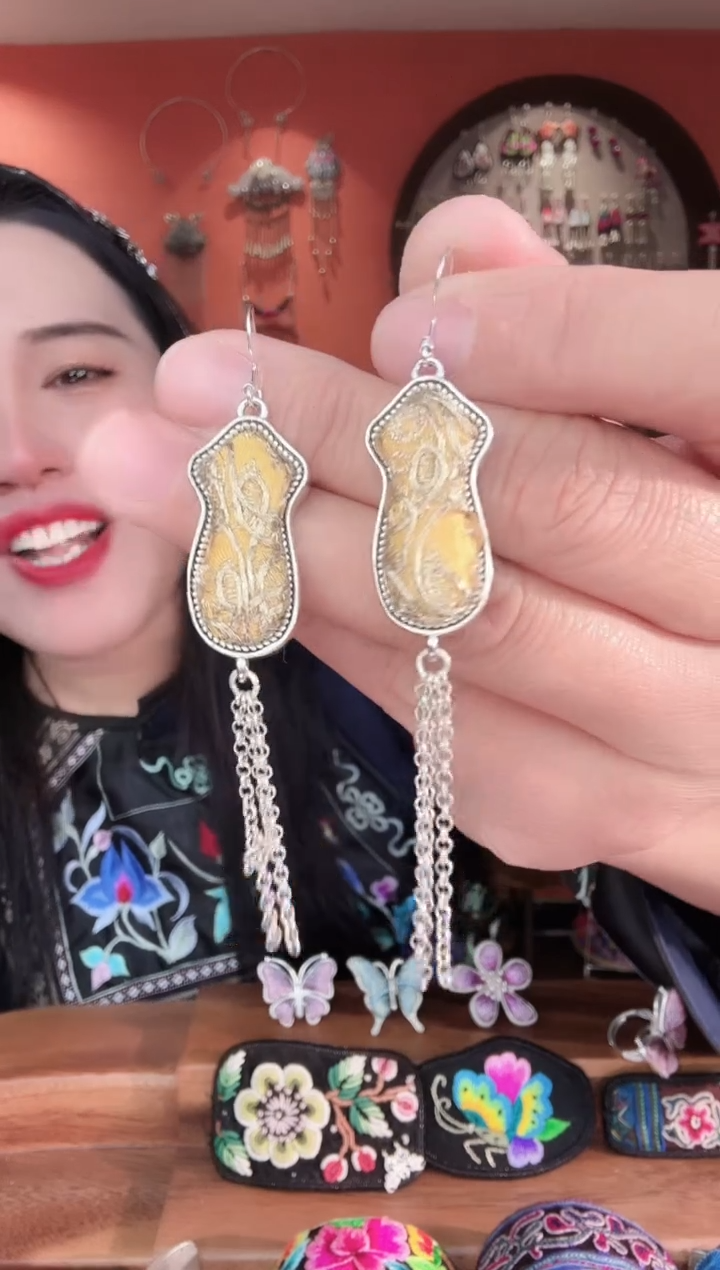 织绣非遗手工苗银苗绣饰品19
