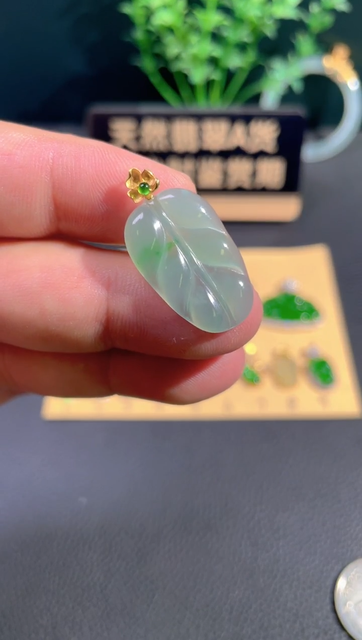 颈饰18K金镶嵌翡翠翡翠