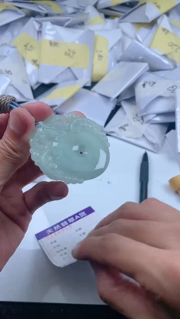 翡翠未镶嵌颈饰         