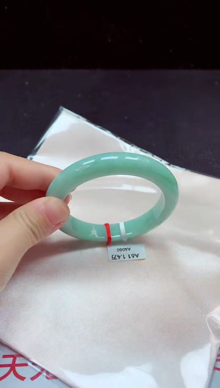 【闪购商品】翡翠手镯未镶嵌镯子61+