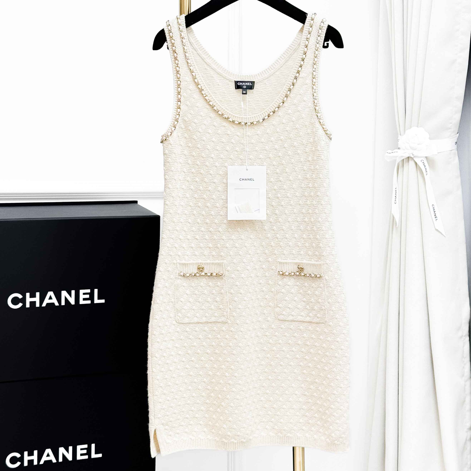 99新 Chanel/香奈儿  36码23B米白色皮穿链滚边无袖针织连衣裙，