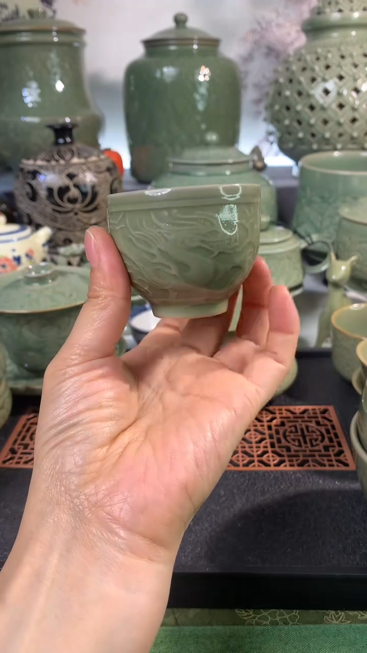 现代耀州窑微瑕青瓷蛟龙出海小茶杯一只