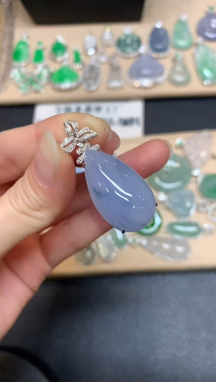 【闪购商品】翡翠颈饰18K金镶嵌福瓜【无服务费