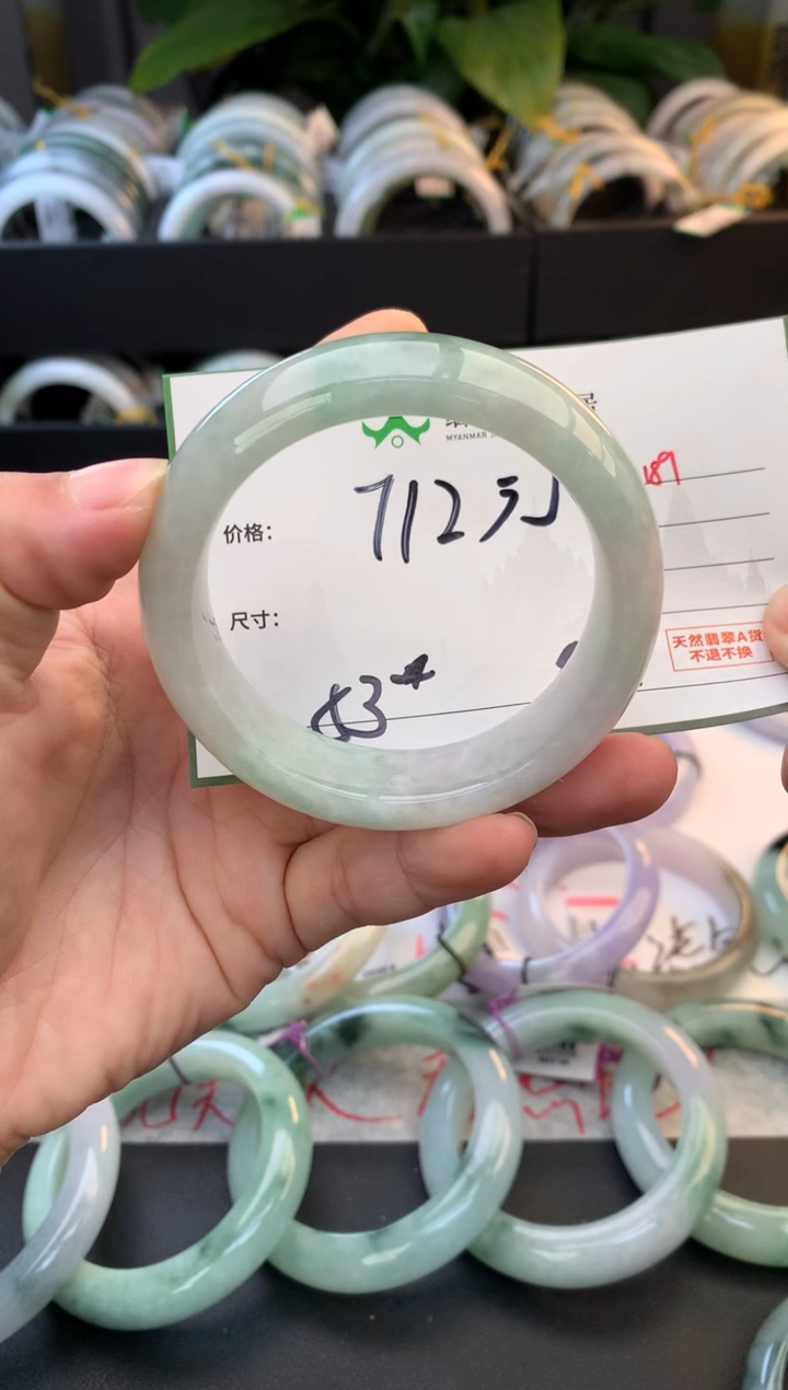未镶嵌定制翡翠毛货需精细抛光+多人