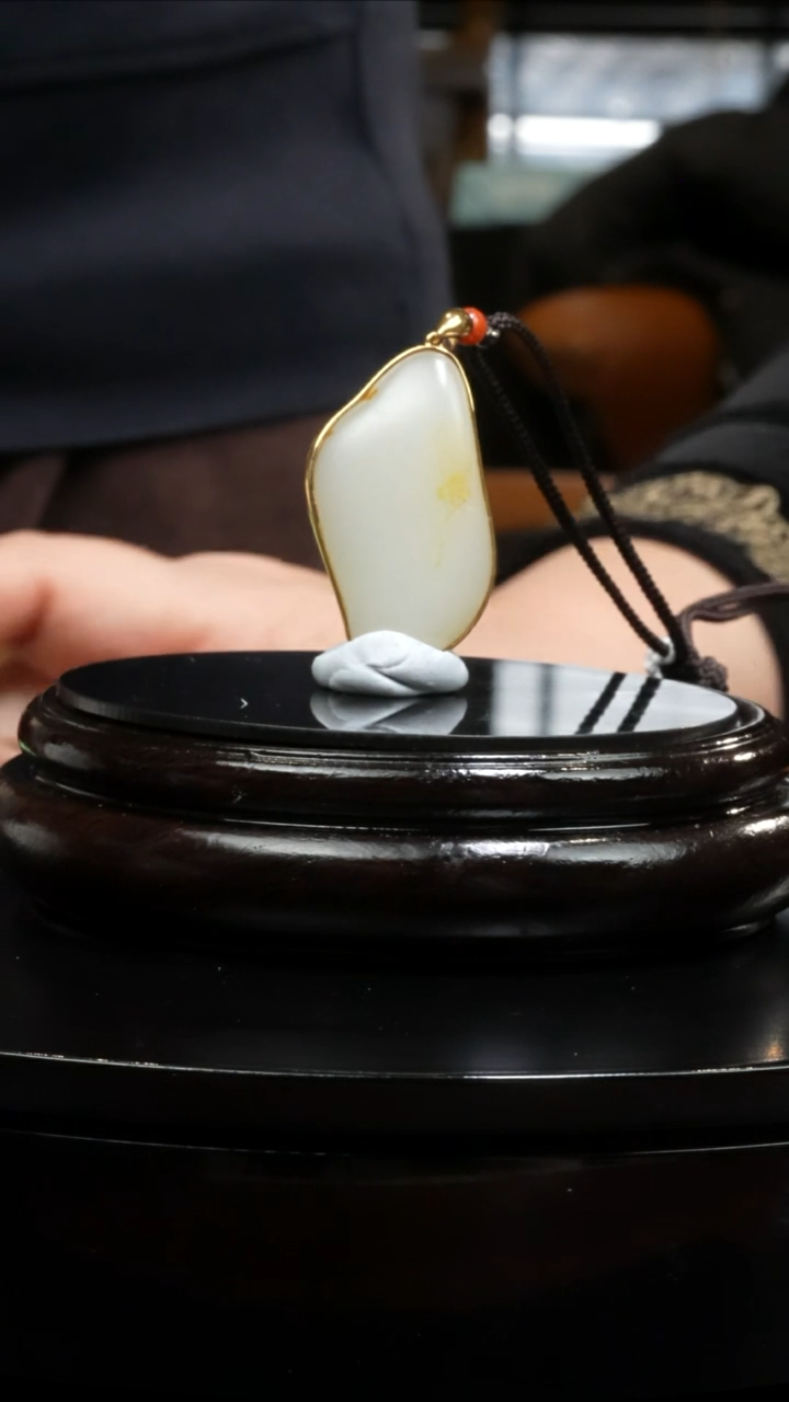 【闪购商品】和田玉吊坠(不含链)18K金镶嵌11.3克和田玉原石