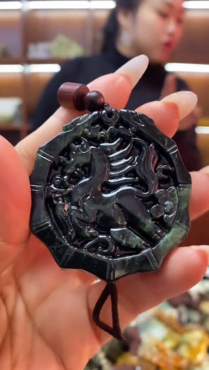 未镶嵌蛇纹石玉吊坠    