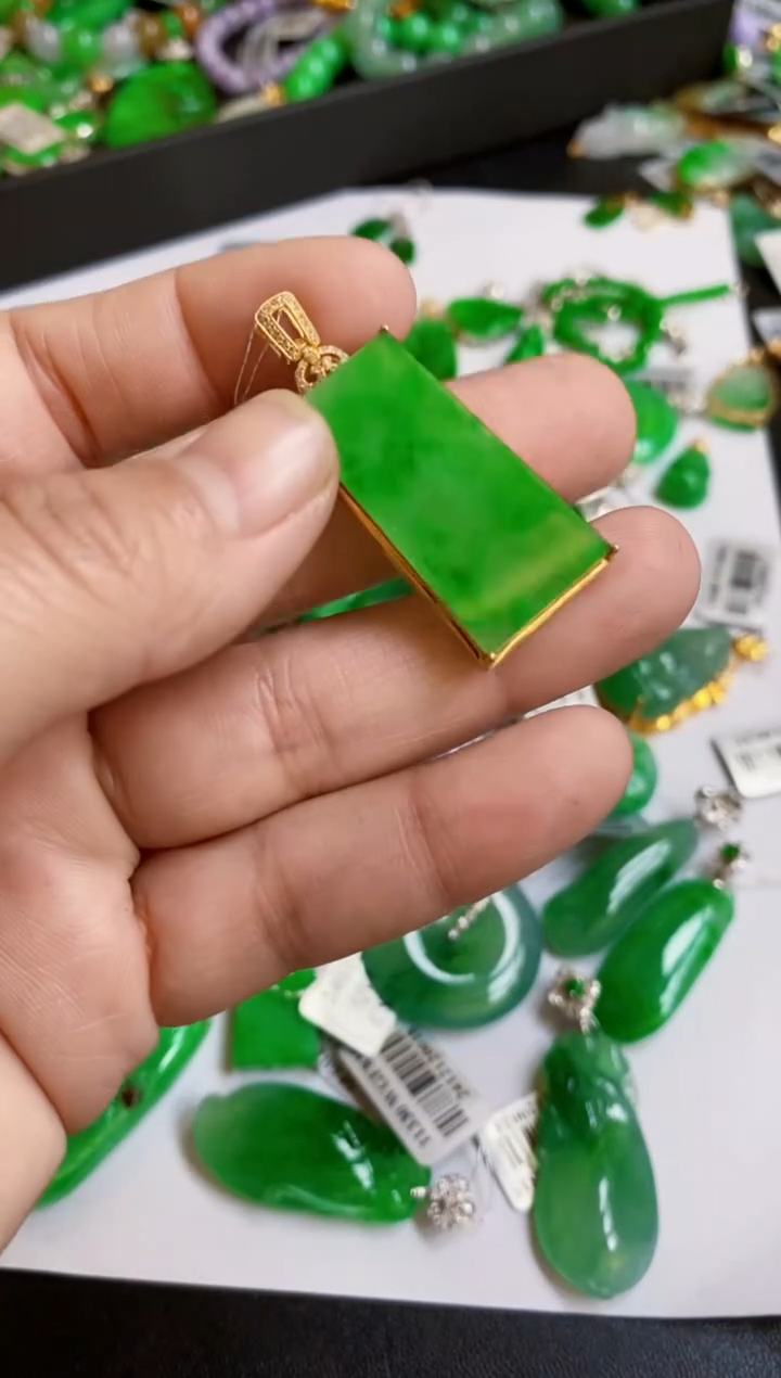 【闪购商品】翡翠颈饰18K金镶嵌无事牌