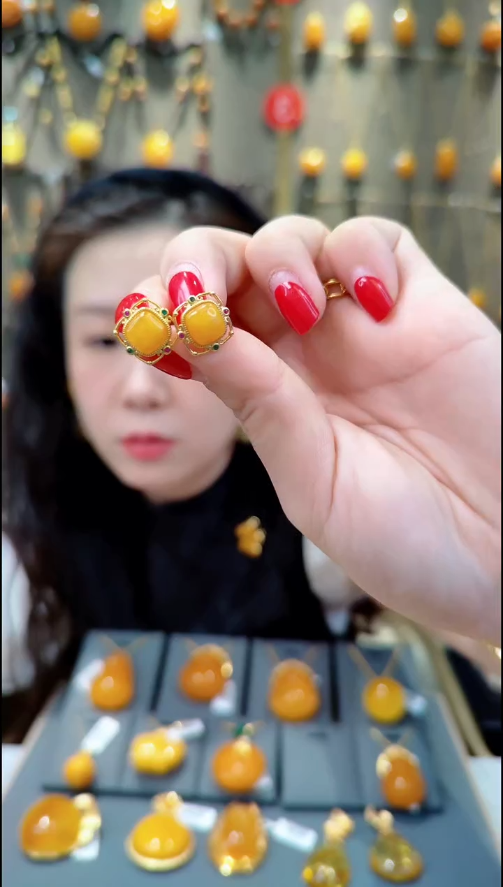 【闪购商品】蜜蜡耳饰银S925镀金镶嵌A348蜜蜡耳坠