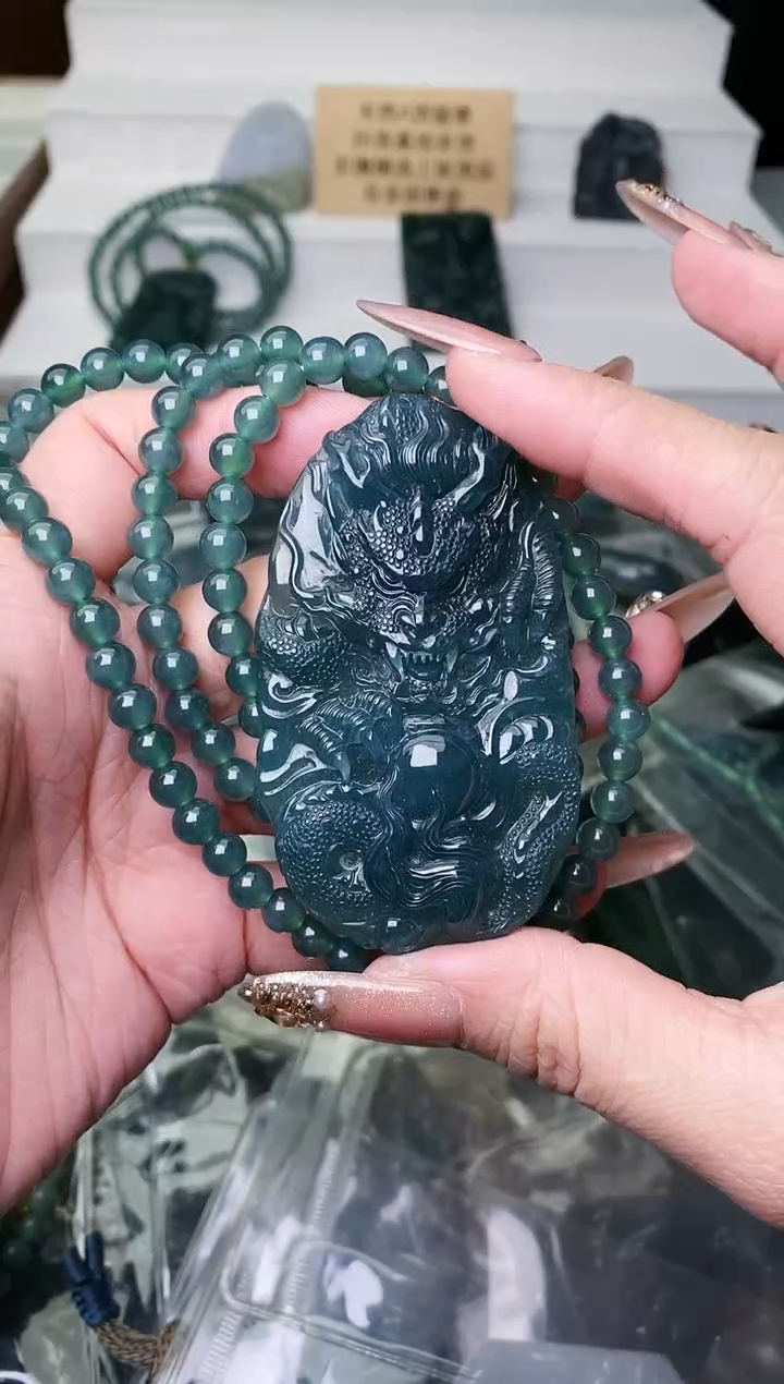 颈饰未镶嵌翡翠 