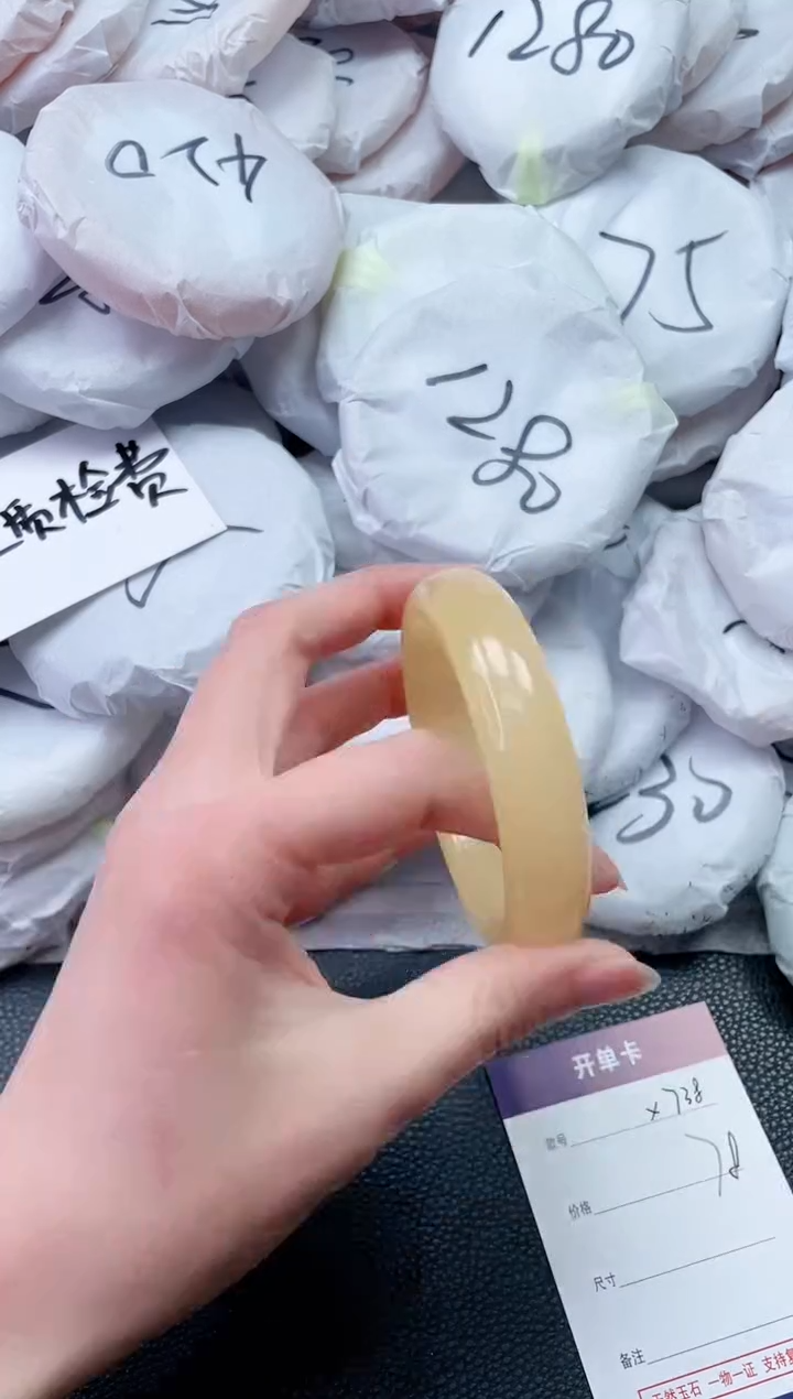 【闪购商品】石英质玉手镯未镶嵌X738