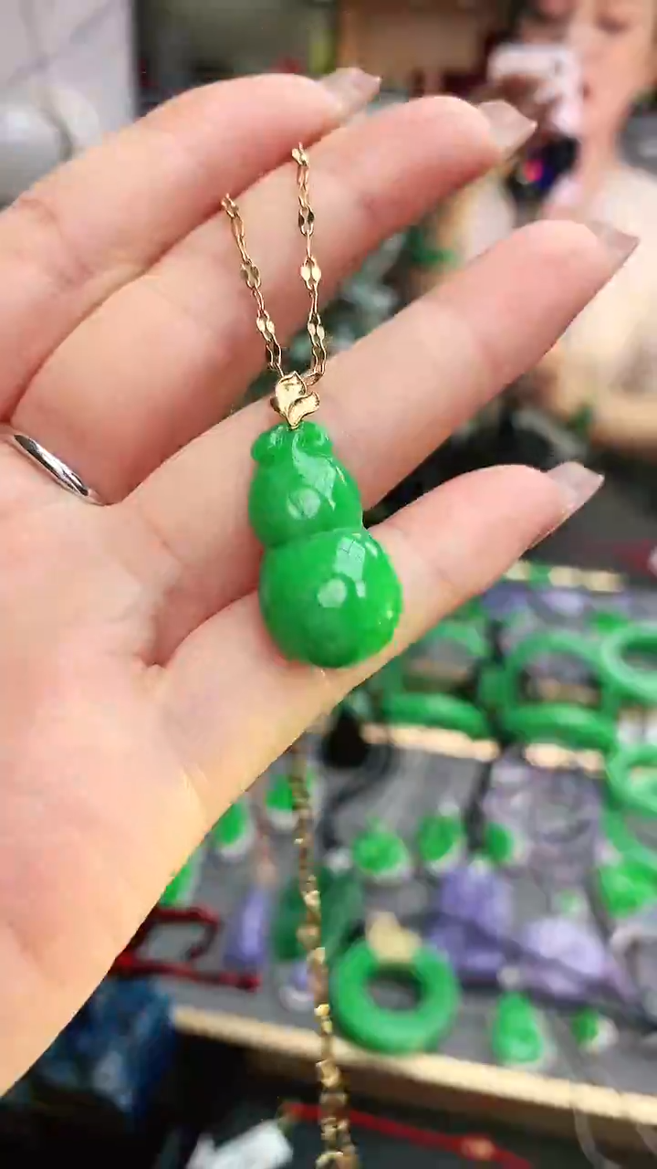 颈饰18K金镶嵌翡翠赠礼盒证书