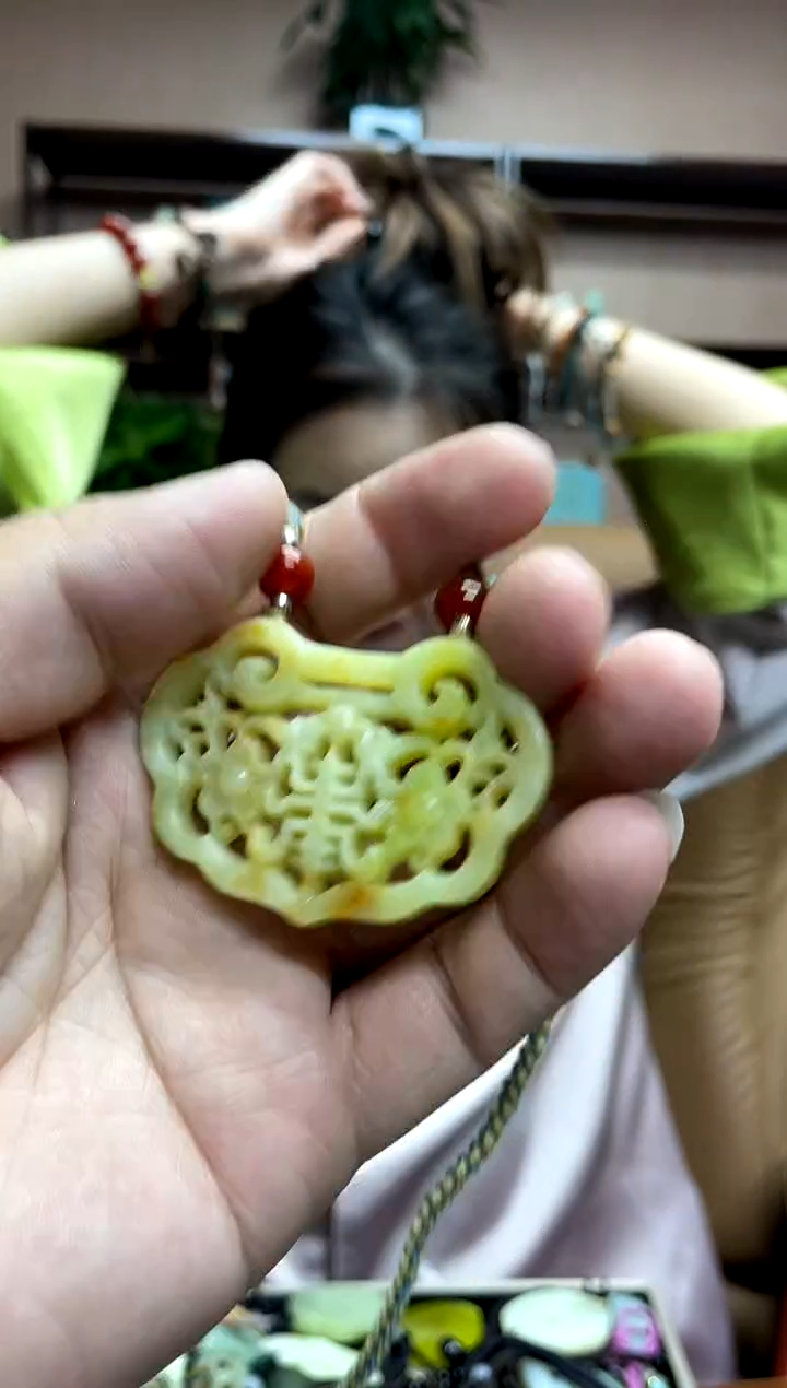 岫玉未镶嵌吊坠·
