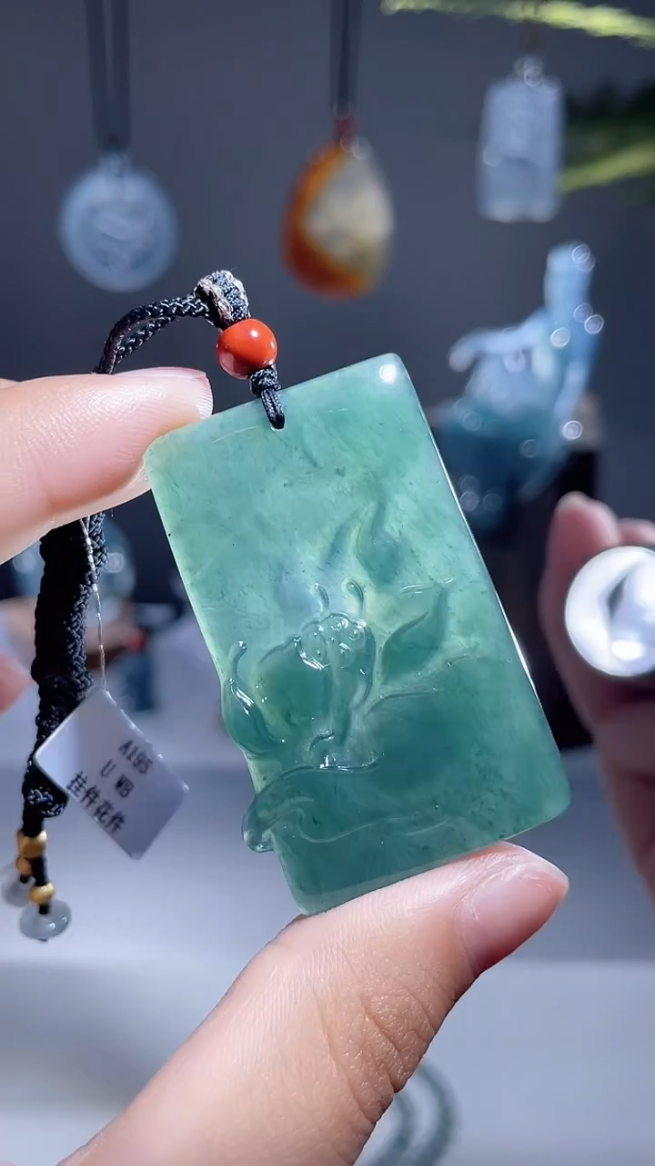 颈饰未镶嵌翡翠花牌