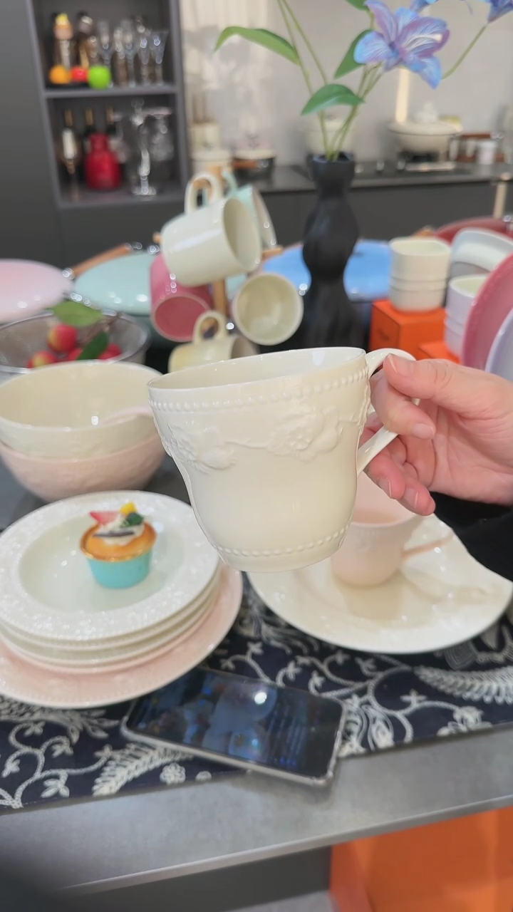 【闪购商品】瓷1个浮雕草莓陶瓷马克杯300ml奶油白