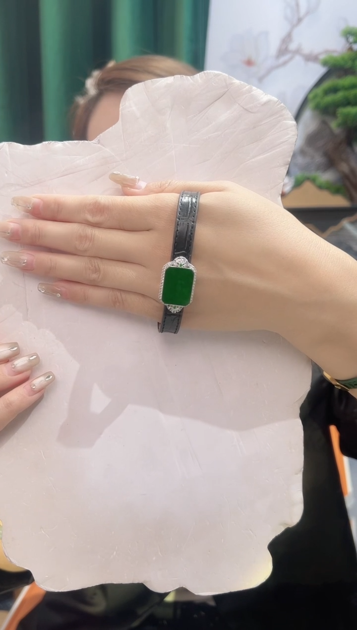 【闪购商品】翡翠颈饰18K金镶嵌手表