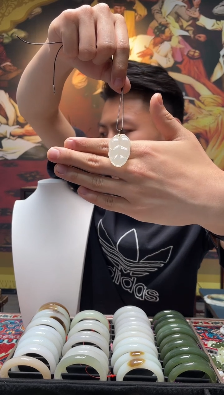 和田玉18K金镶嵌颈饰金枝玉叶吊坠多样性发一件