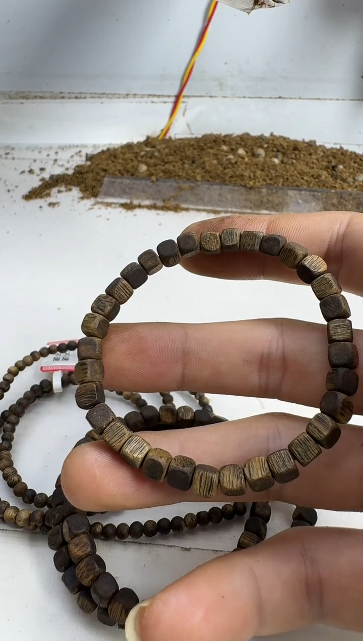 沉香手串乌身0.5规格单圈方珠