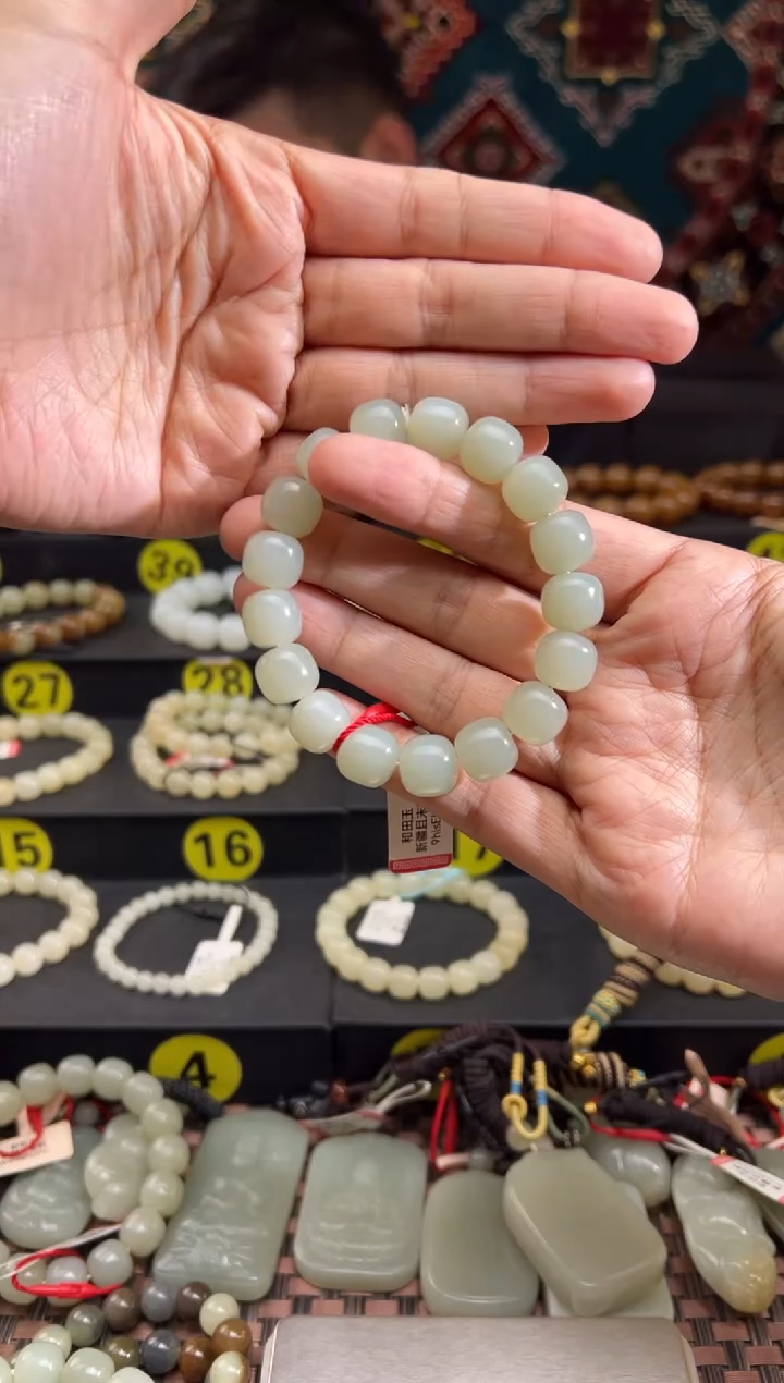 手串未镶嵌和田玉且末料青白玉老型珠手串卡11*12（84分）