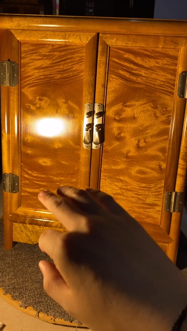 【闪购商品】金丝楠木艺金丝楠圆角柜F33