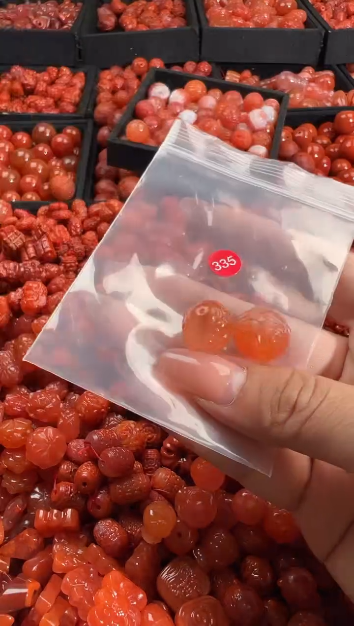 南红玛瑙未镶嵌颈饰1