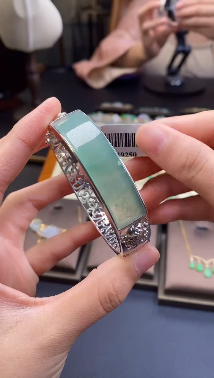 颈饰银S925镶嵌翡翠19250