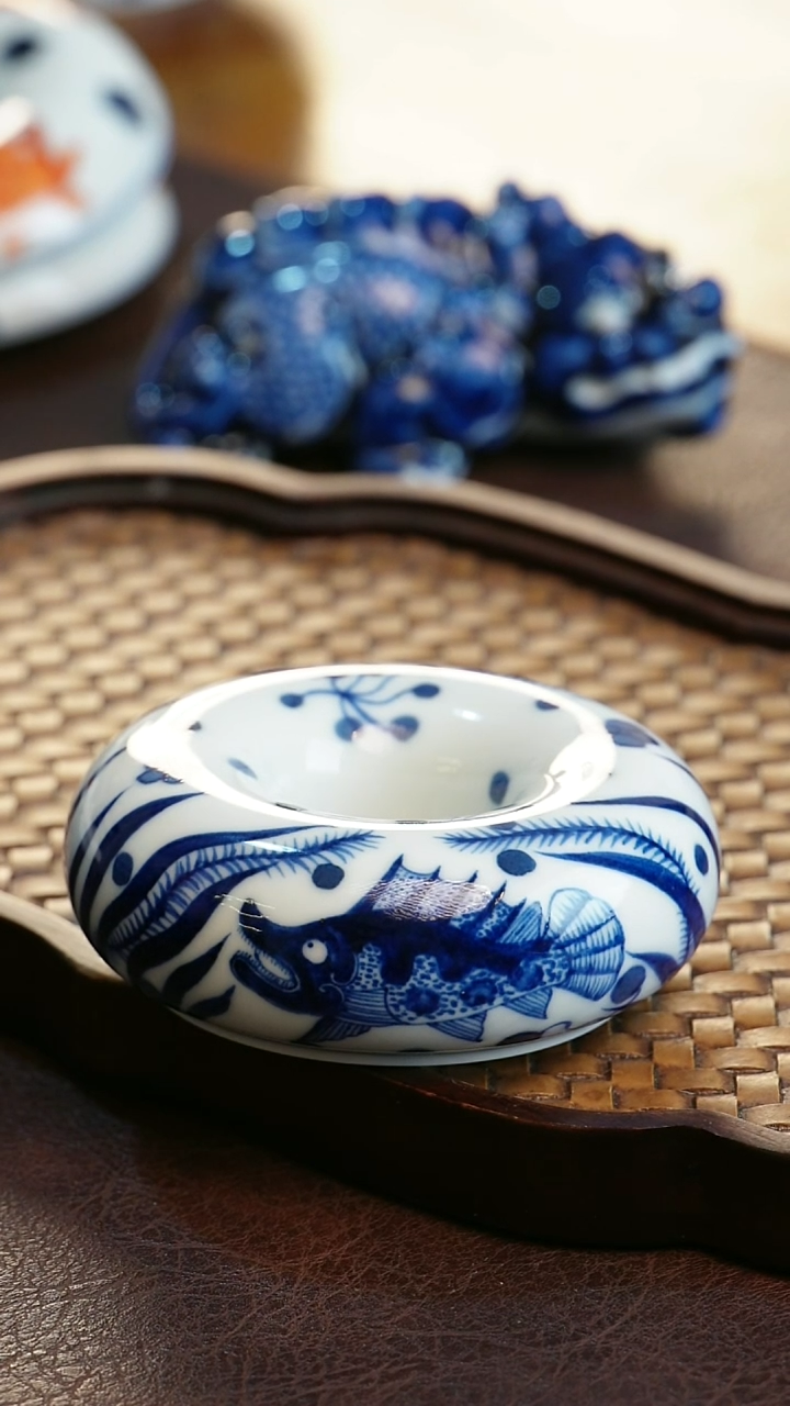 傅**昂照夜白青花鱼藻盖置