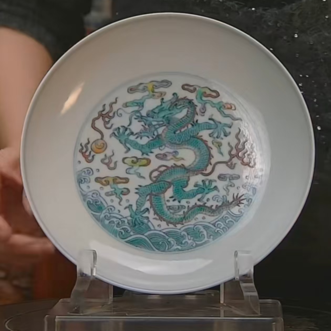 清雍正斗彩海水龙纹盘
