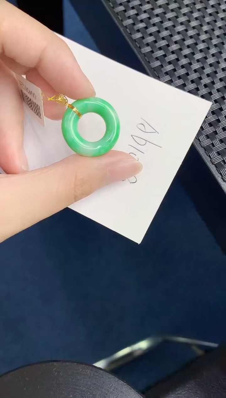 翡翠18K金镶嵌颈饰天然翡翠緬甸A貨