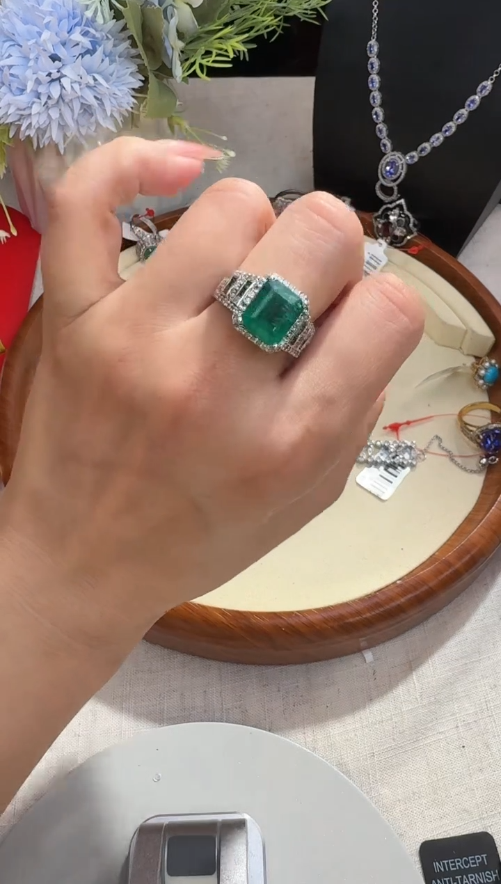 【闪购商品】祖母绿戒指18K金镶嵌戒指