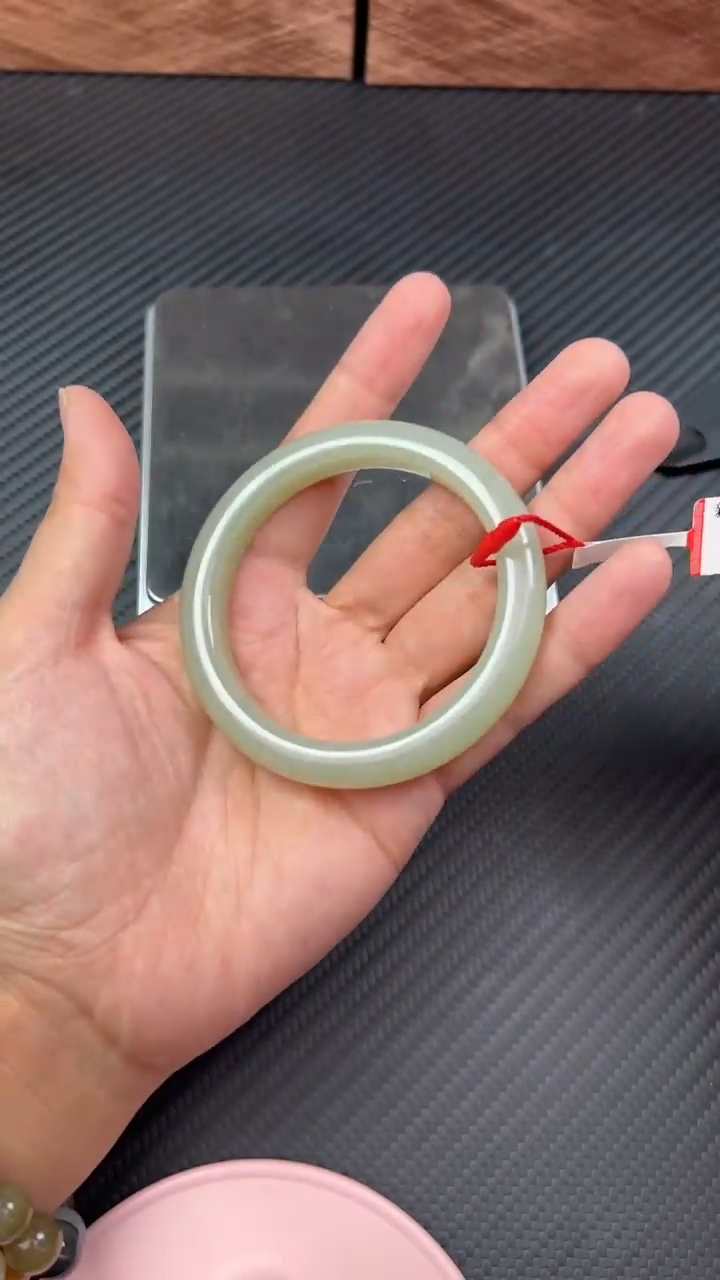 【闪购商品】和田玉手镯未镶嵌且末微色差近矿56 L