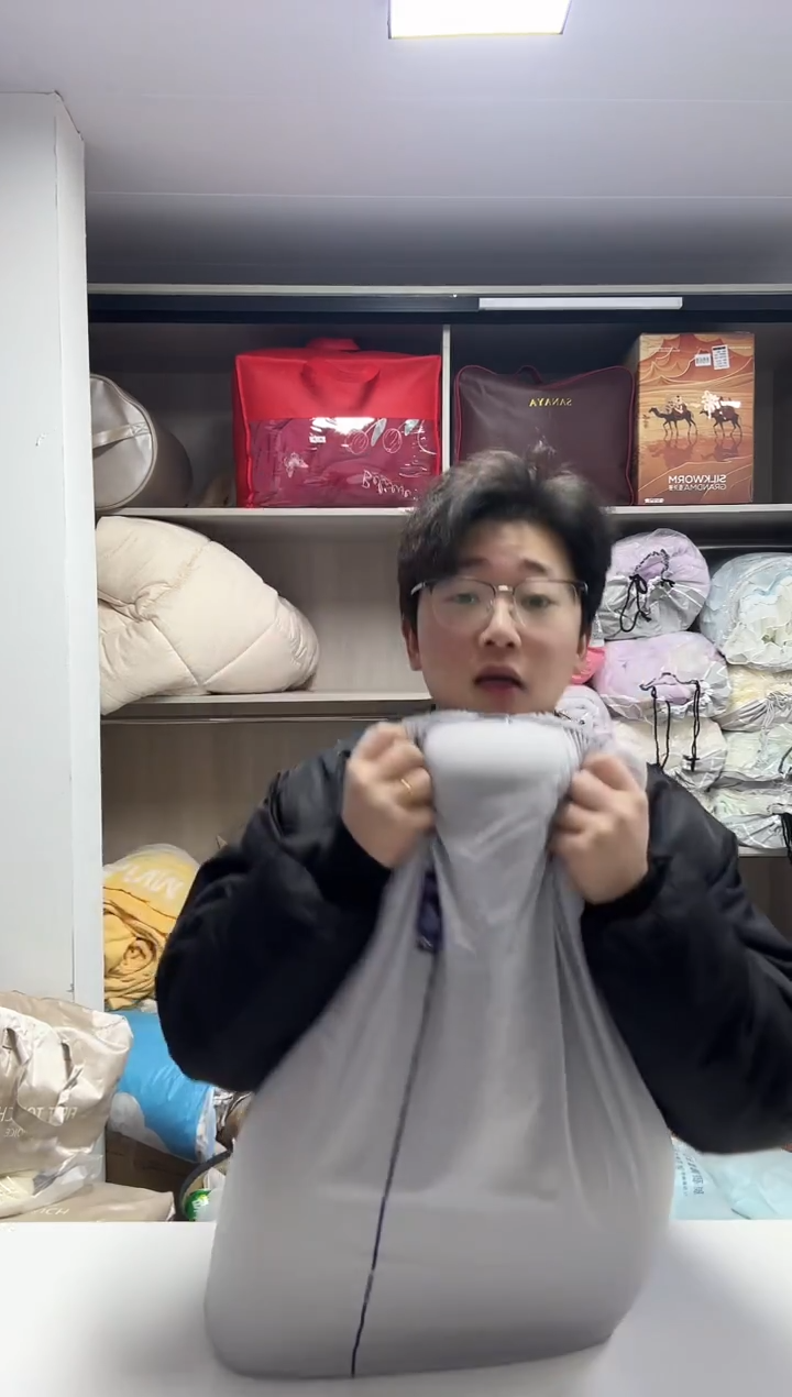 羊羔毛开口样品记忆枕灰