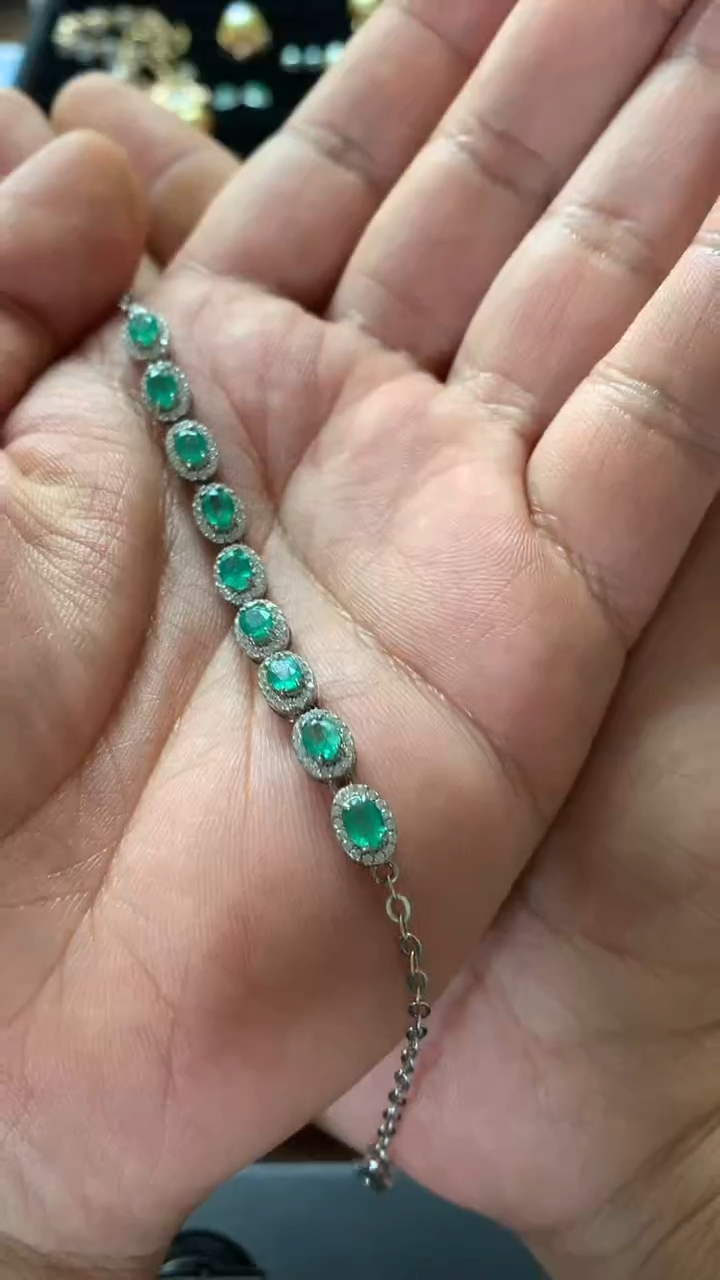 未镶嵌手链祖母绿内****?手链