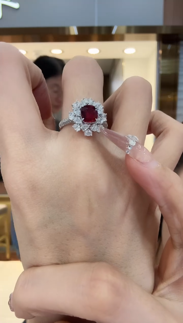 18K金镶嵌戒指红宝石雪花