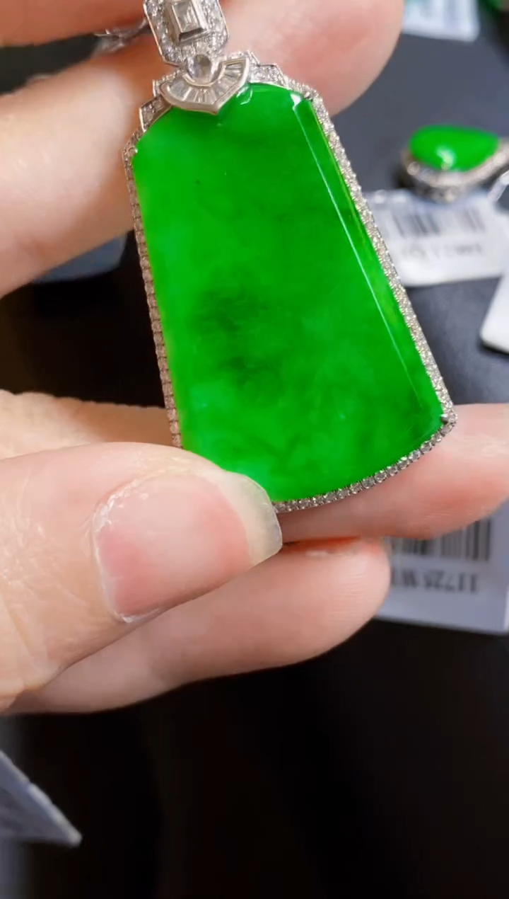 颈饰18K金镶嵌翡翠木***孩无事牌