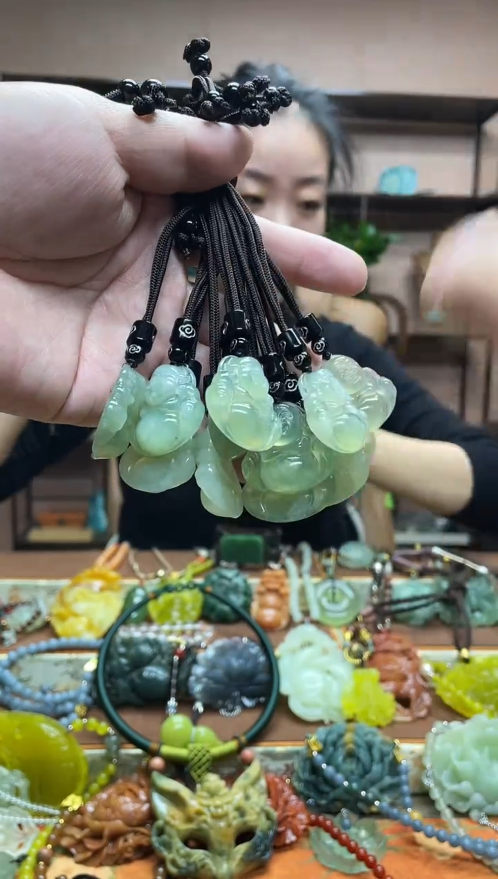 未镶嵌岫玉吊坠多样性发货发其中之一