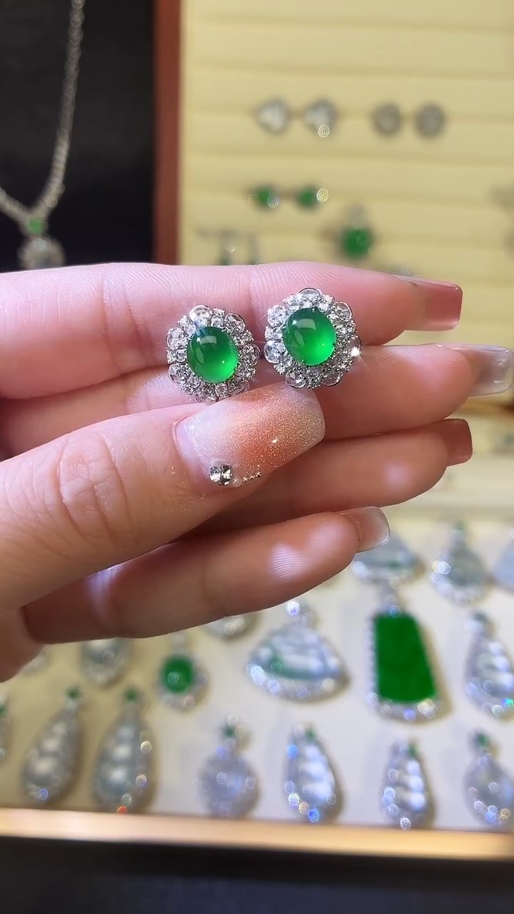 18K金镶嵌翡翠耳饰耳钉