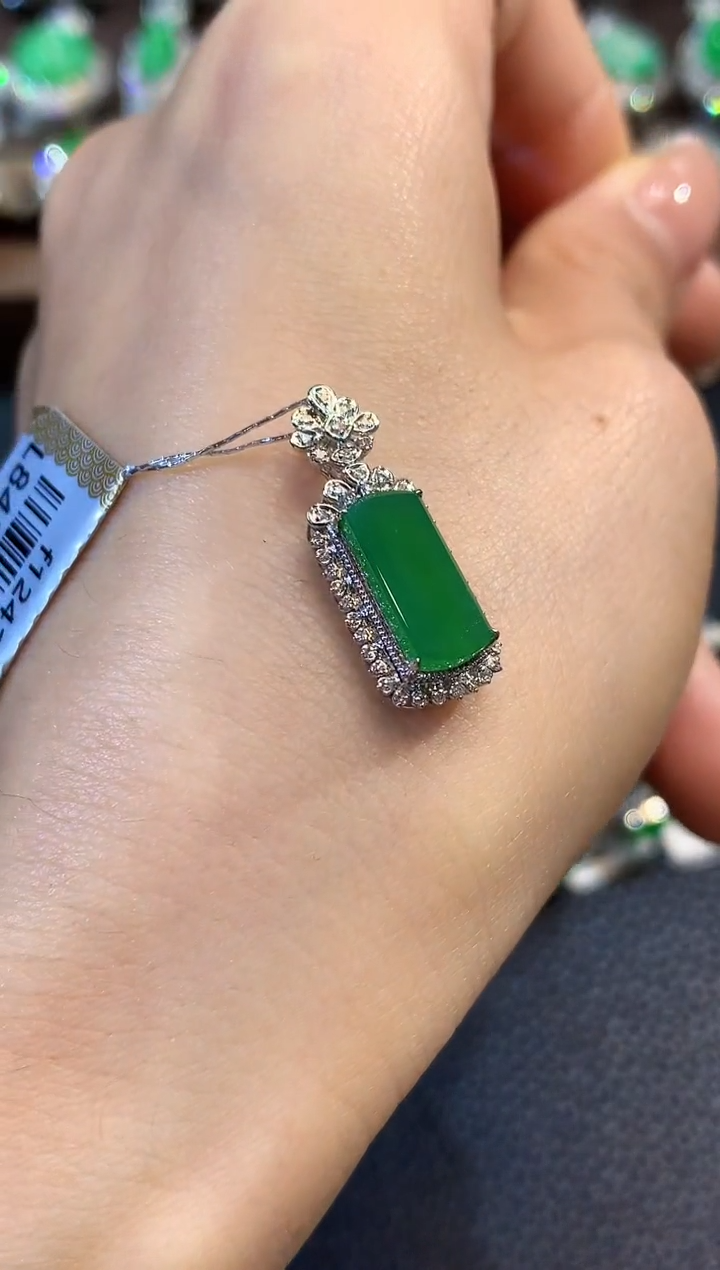 吊坠(不含链)18K金镶嵌翡翠A24